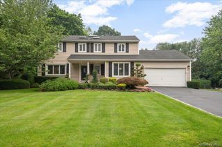 35 Bucknell Drive, Plainview, NY 11803