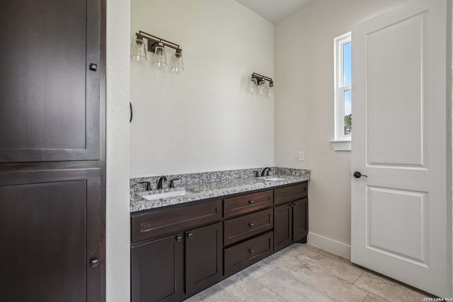 109 Medora Branch, Floresville, TX 78114