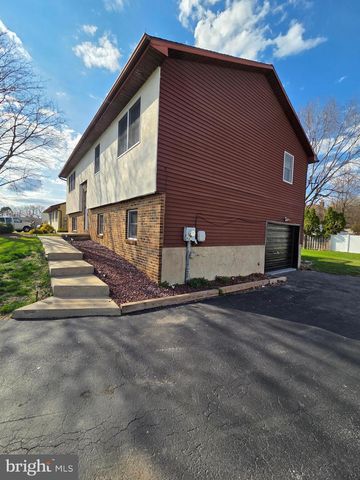 908 BLUE GATE LN, Sinking Spring, PA 19608