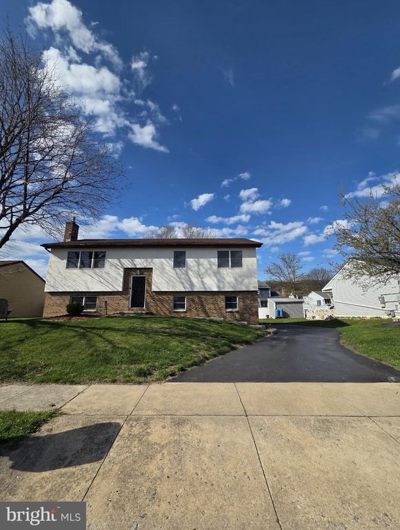 908 BLUE GATE LN, Sinking Spring, PA 19608
