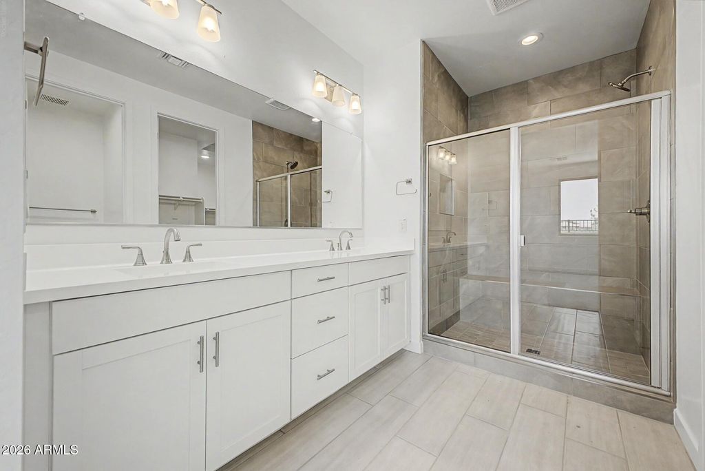 Image 12 of property listing at 8037 W GRANADA Road, Phoenix, AZ 85035