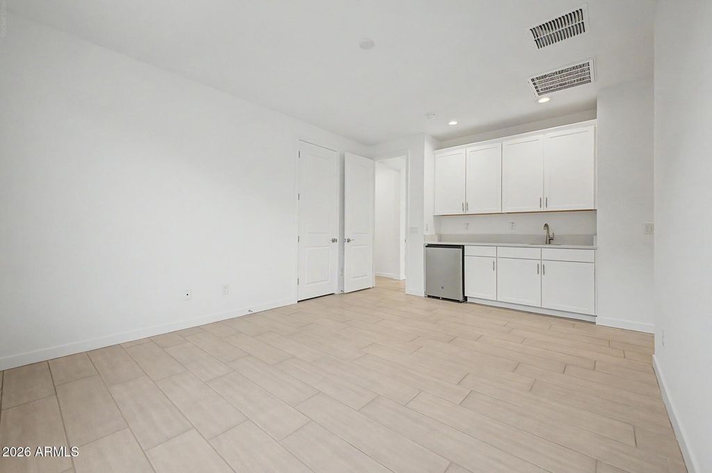 Image 15 of property listing at 8037 W GRANADA Road, Phoenix, AZ 85035