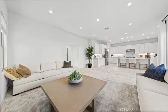 106 Glydon, Irvine, CA 92618