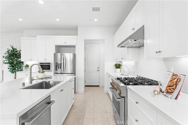 106 Glydon, Irvine, CA 92618