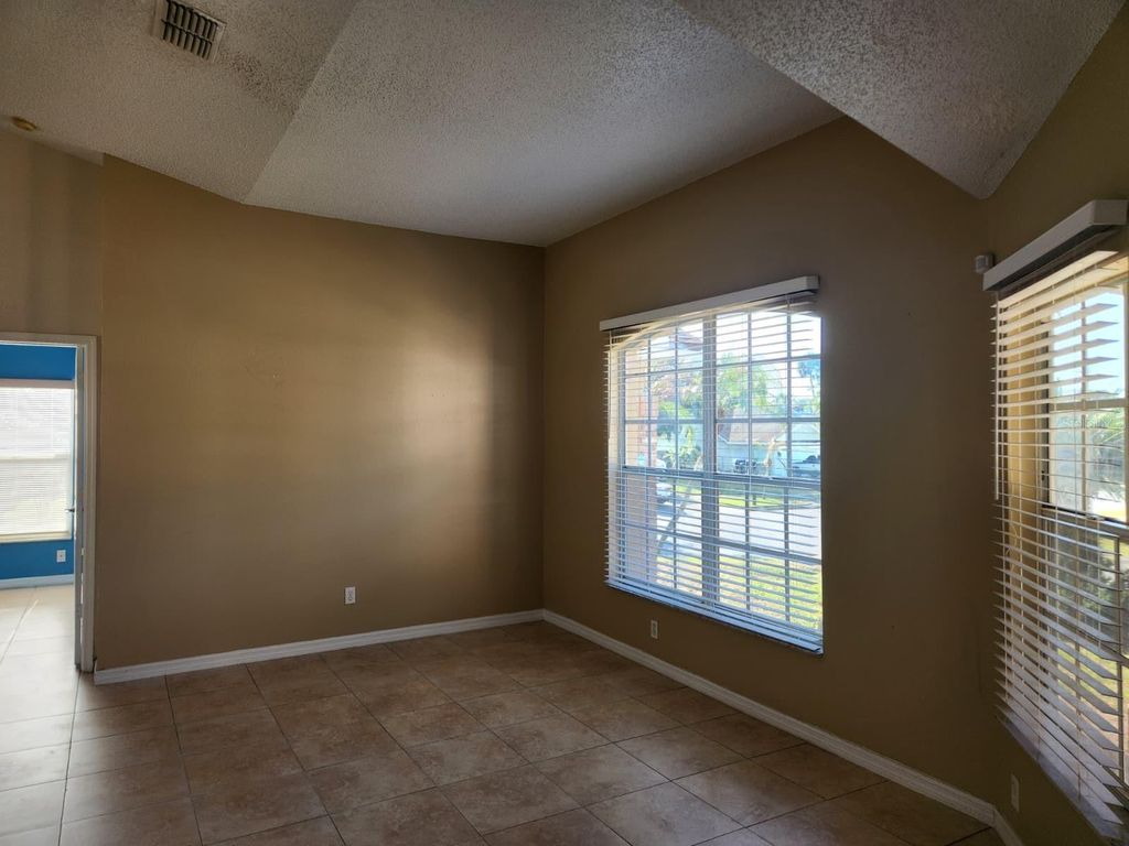 Image 11 of property listing at 8001 STIRRUPWOOD COURT, Orlando, FL 32818