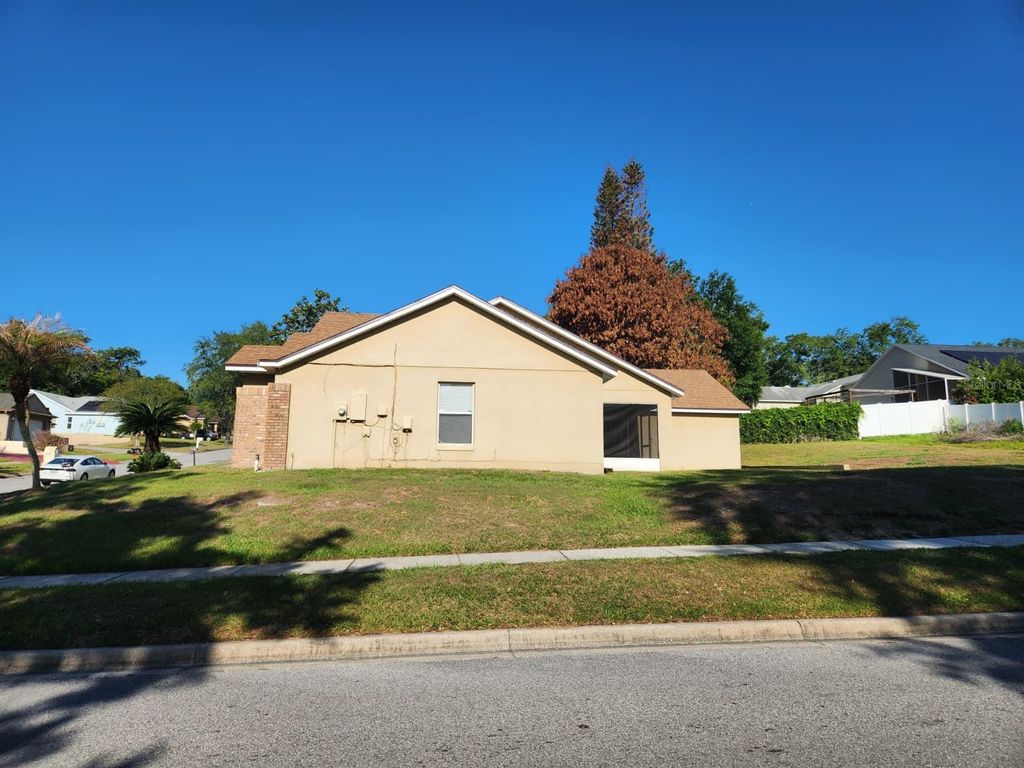 Image 3 of property listing at 8001 STIRRUPWOOD COURT, Orlando, FL 32818