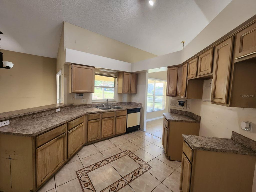 Image 4 of property listing at 8001 STIRRUPWOOD COURT, Orlando, FL 32818
