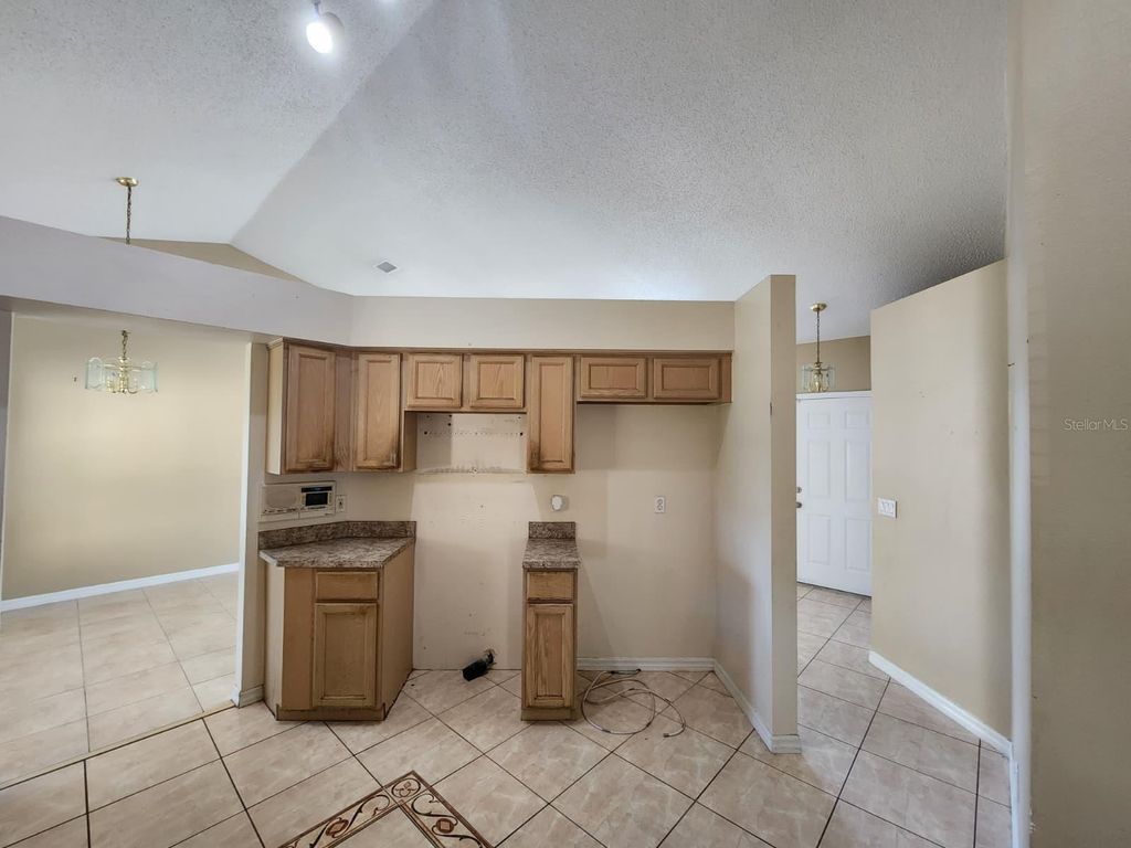 Image 6 of property listing at 8001 STIRRUPWOOD COURT, Orlando, FL 32818