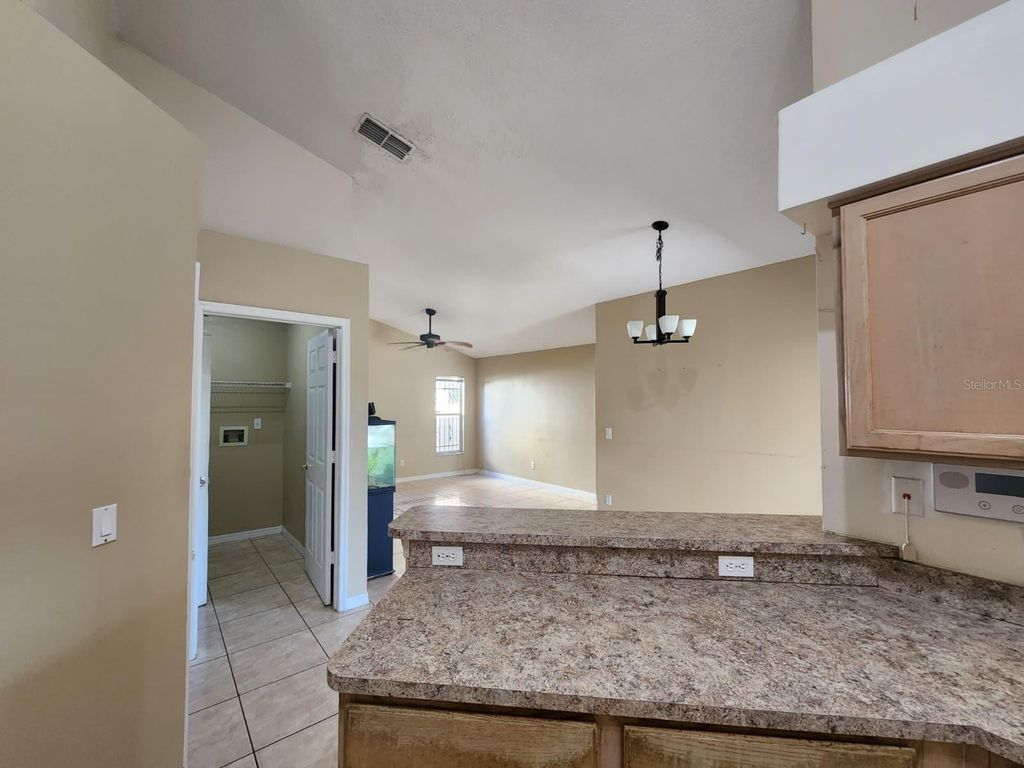 Image 8 of property listing at 8001 STIRRUPWOOD COURT, Orlando, FL 32818