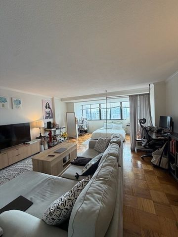 9 Hawthorne Place 10P, Boston, MA 02114