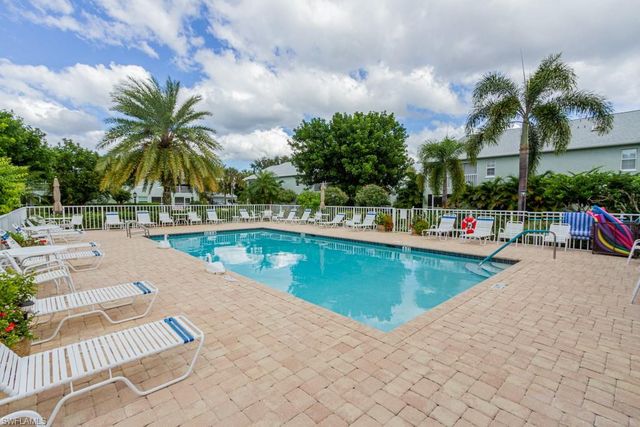 2136 Tama CIR # 202, Naples, FL 34112