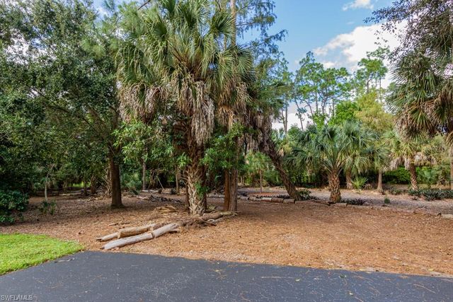 2136 Tama CIR # 202, Naples, FL 34112