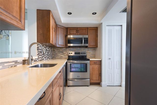 7350 NW 18th St 206, Margate, FL 33063