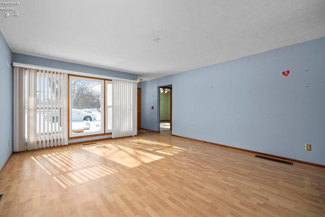 W 14015 Lake Road, Vermilion, OH 44089