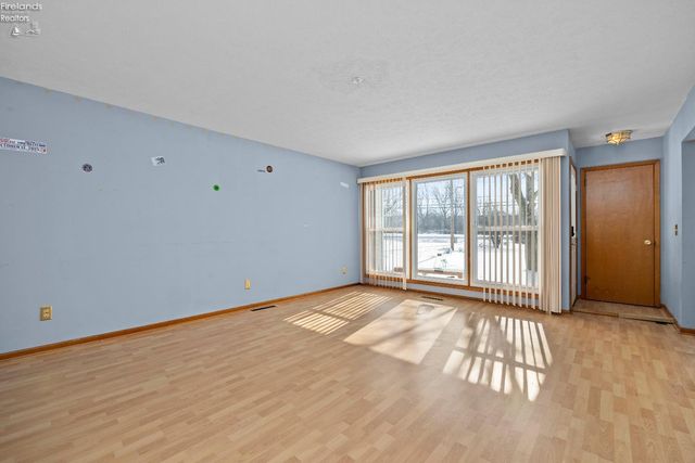 W 14015 Lake Road, Vermilion, OH 44089