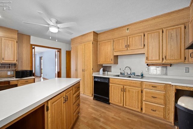 W 14015 Lake Road, Vermilion, OH 44089