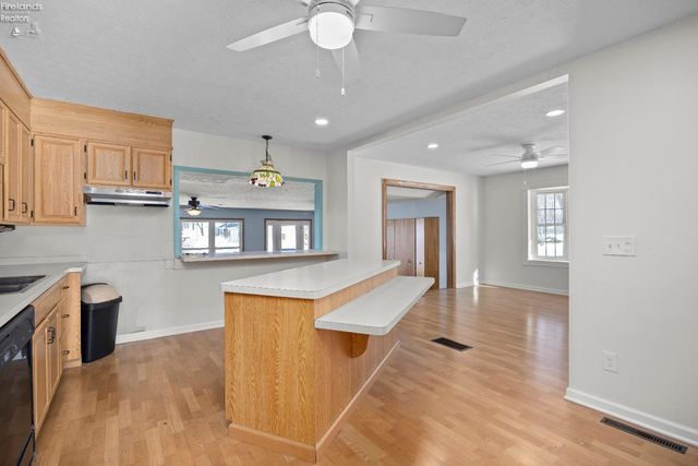 W 14015 Lake Road, Vermilion, OH 44089