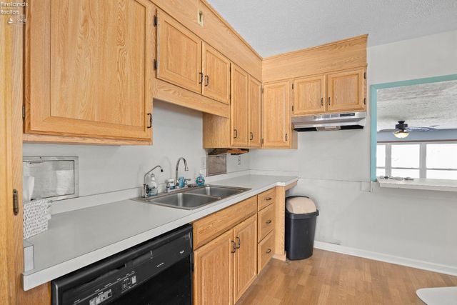 W 14015 Lake Road, Vermilion, OH 44089