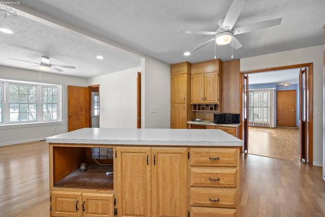 W 14015 Lake Road, Vermilion, OH 44089