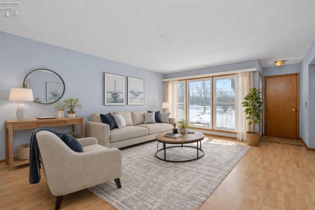 W 14015 Lake Road, Vermilion, OH 44089