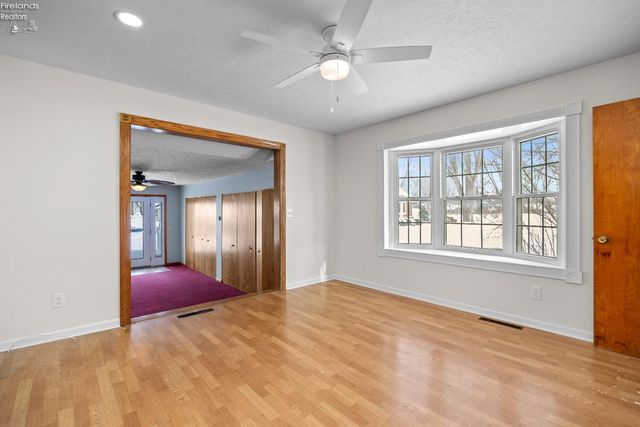 W 14015 Lake Road, Vermilion, OH 44089