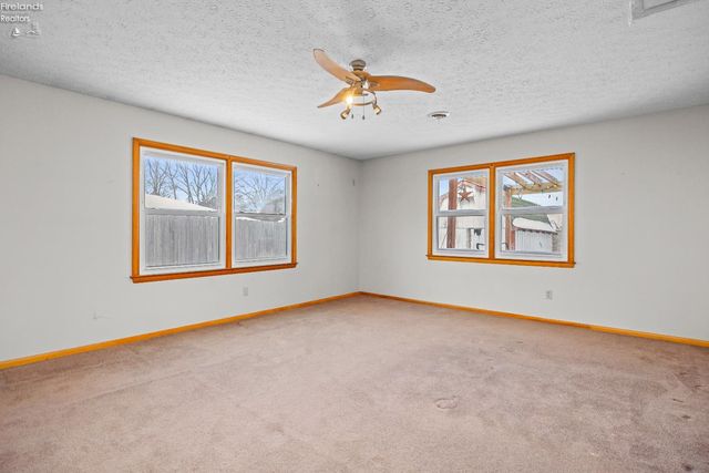 W 14015 Lake Road, Vermilion, OH 44089