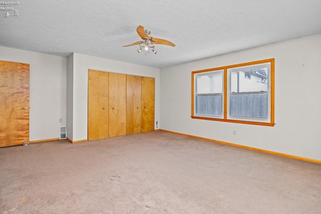 W 14015 Lake Road, Vermilion, OH 44089