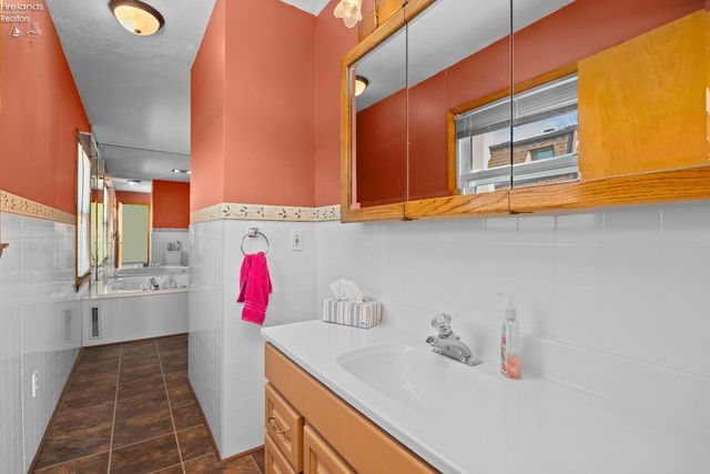 W 14015 Lake Road, Vermilion, OH 44089