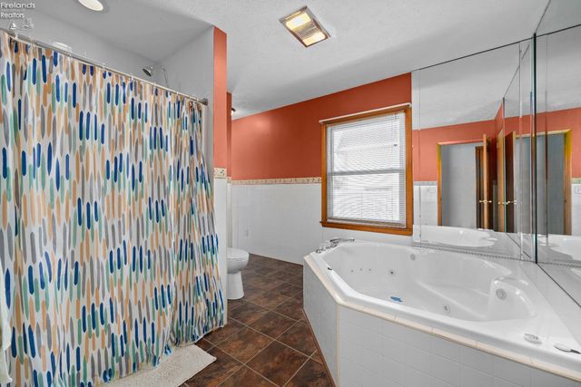 W 14015 Lake Road, Vermilion, OH 44089