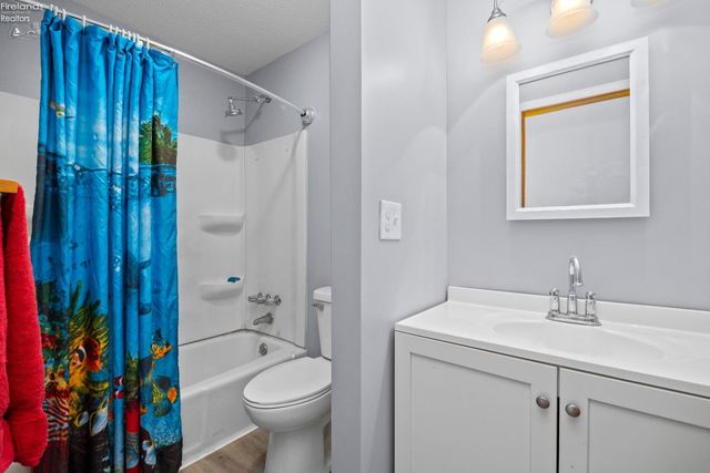 W 14015 Lake Road, Vermilion, OH 44089