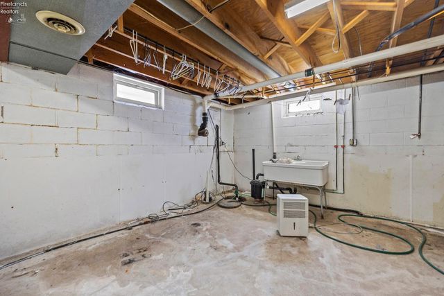 W 14015 Lake Road, Vermilion, OH 44089