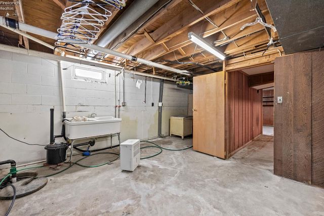 W 14015 Lake Road, Vermilion, OH 44089