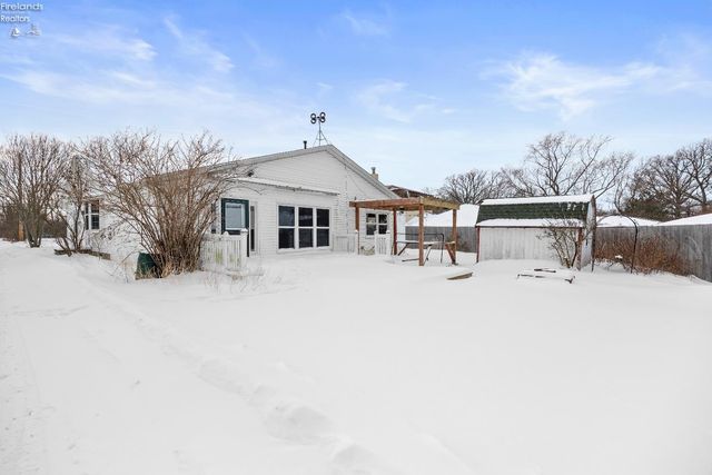W 14015 Lake Road, Vermilion, OH 44089