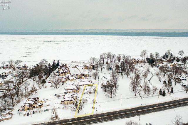 W 14015 Lake Road, Vermilion, OH 44089