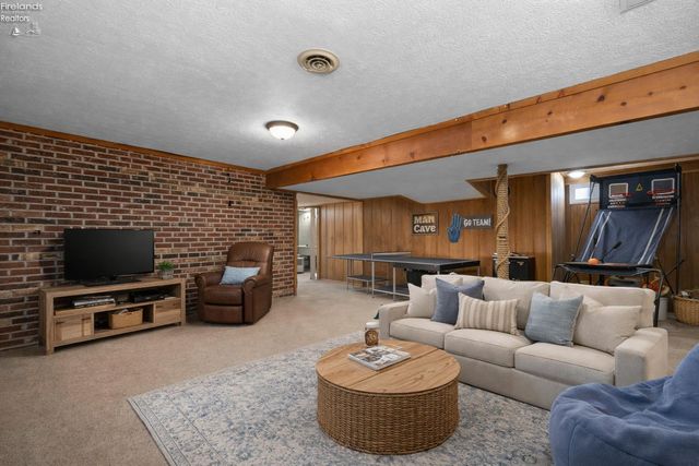 W 14015 Lake Road, Vermilion, OH 44089