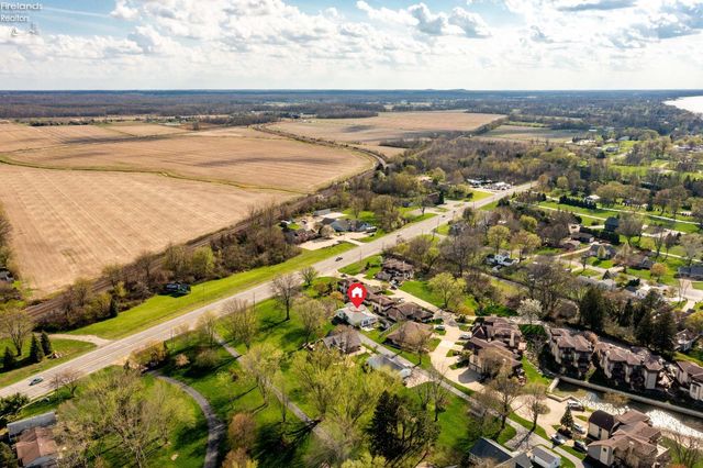 W 14015 Lake Road, Vermilion, OH 44089