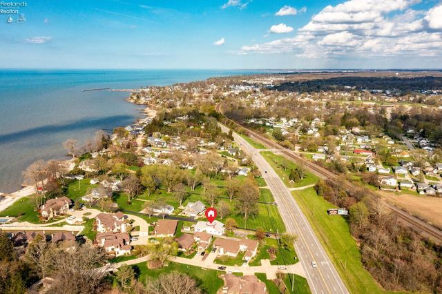 W 14015 Lake Road, Vermilion, OH 44089