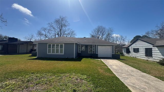 209 Lakewood Drive, Baytown, TX 77520