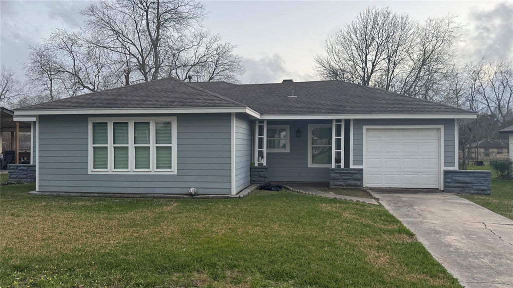 209 Lakewood Drive, Baytown, TX 77520