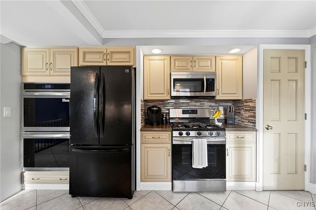 7949 Boxford Road, Clay, NY 13041