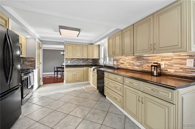 7949 Boxford Road, Clay, NY 13041