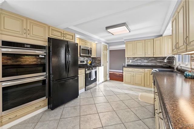 7949 Boxford Road, Clay, NY 13041