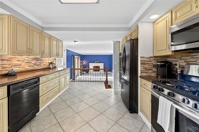 7949 Boxford Road, Clay, NY 13041