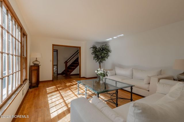 33 Ramsey Road, Middletown, NJ 07748