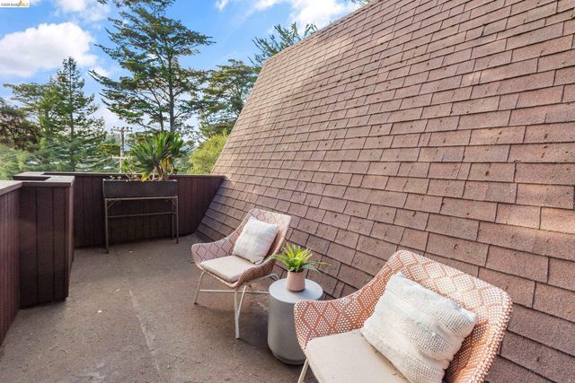 6760 Moore Dr, Oakland, CA 94611