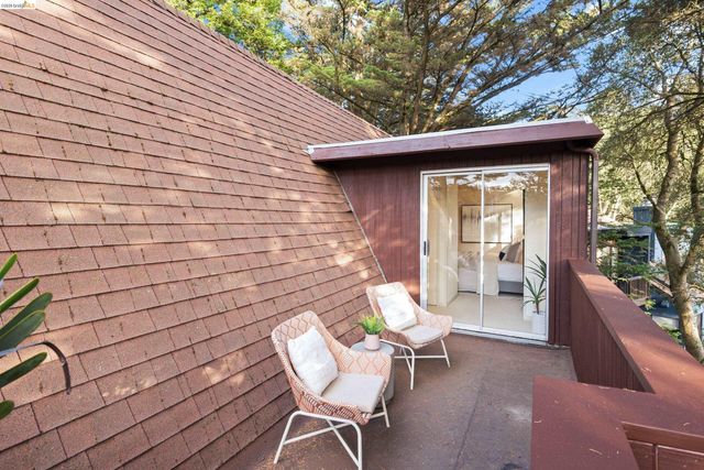 6760 Moore Dr, Oakland, CA 94611
