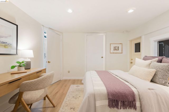 6760 Moore Dr, Oakland, CA 94611