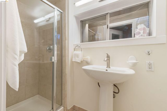 6760 Moore Dr, Oakland, CA 94611