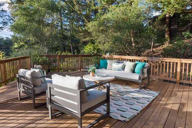 6760 Moore Dr, Oakland, CA 94611