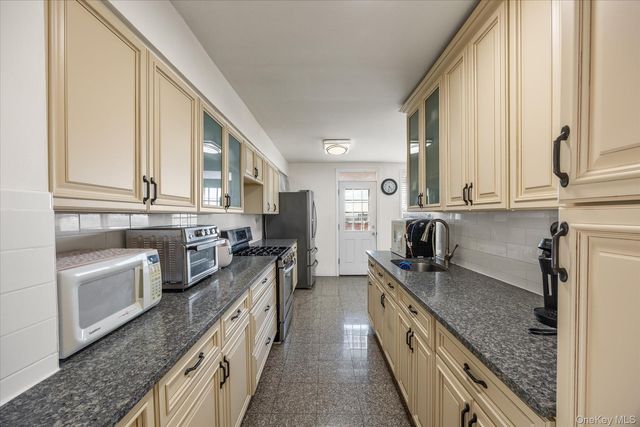 3425 150th Place 6E, Flushing, NY 11354